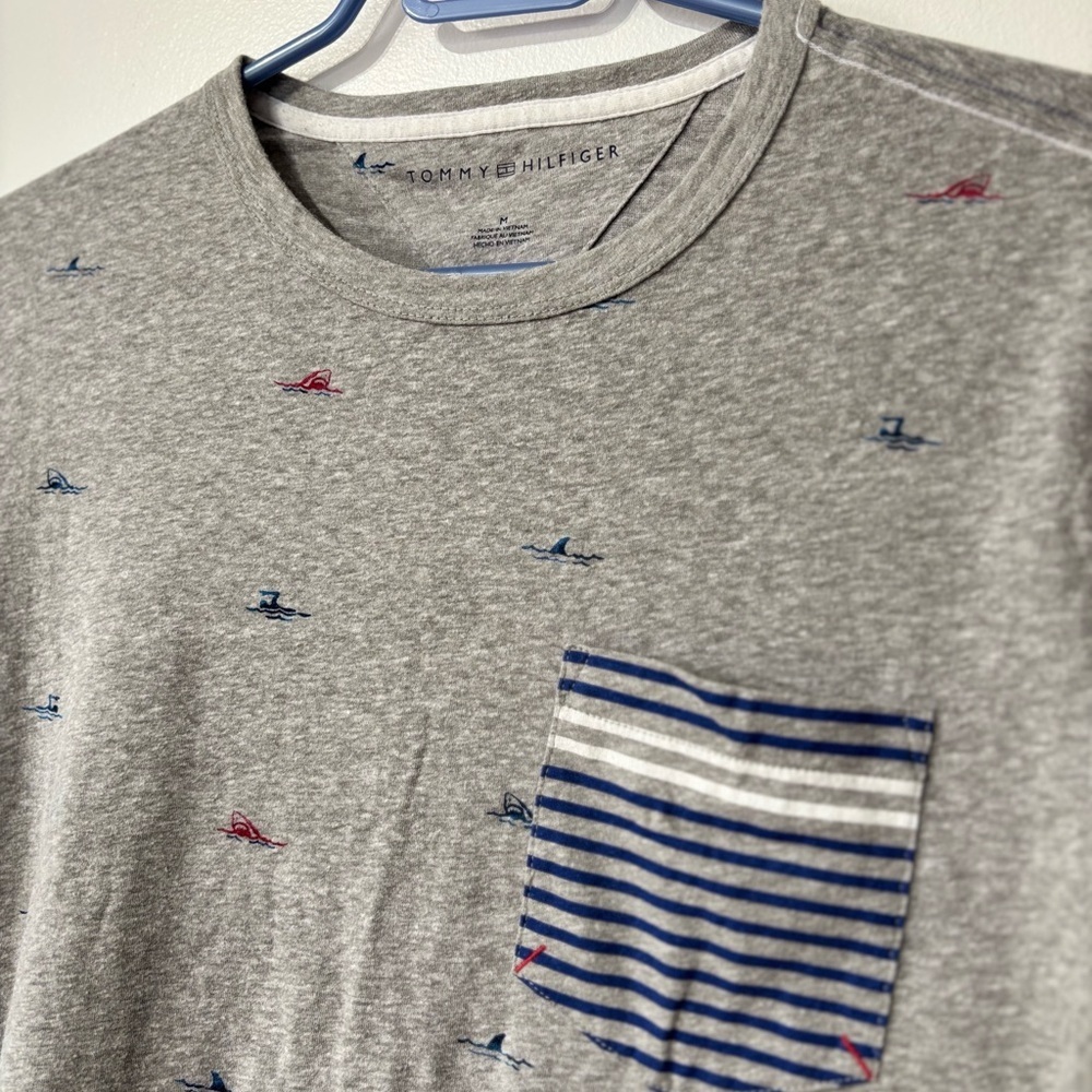 🎉4/30$🎉 Tommy Hilfiger Gray & Blue Striped Pocket Tee – Size M 👕 - Picture 2 of 4